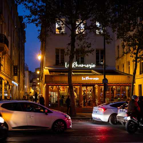 Le Rhumerie street scene at night